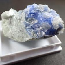 原石　カーレトナイト