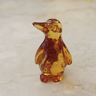琥珀　彫刻置物【ペンギン】