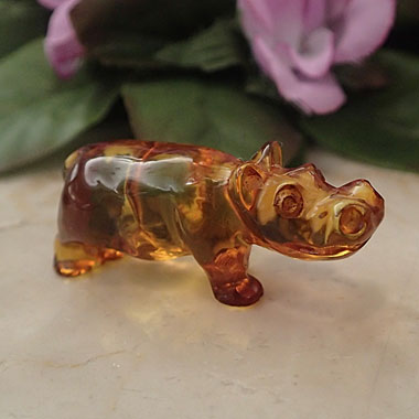 琥珀　彫刻置物【カバ】