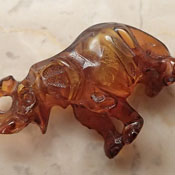 琥珀　彫刻置物【ゾウ】